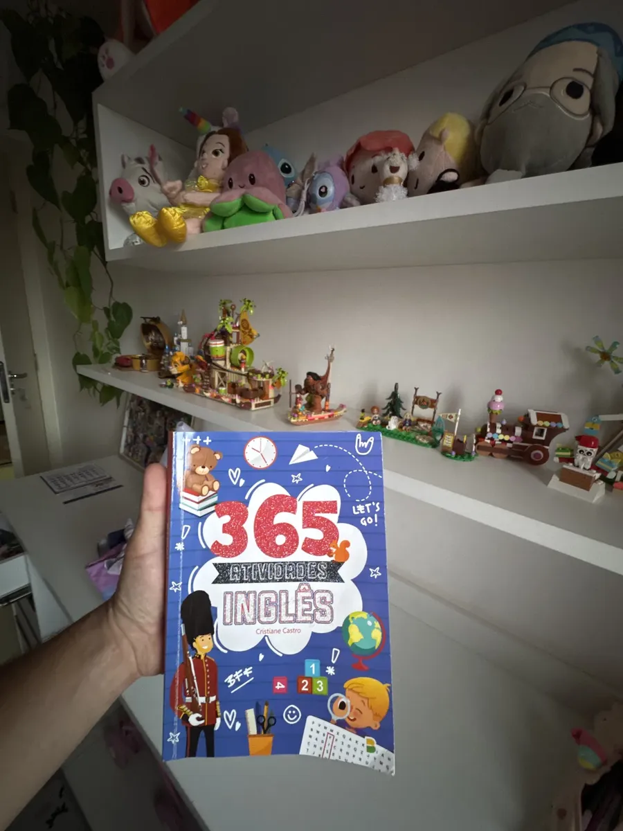 Foto real do livro na casa de uma cliente