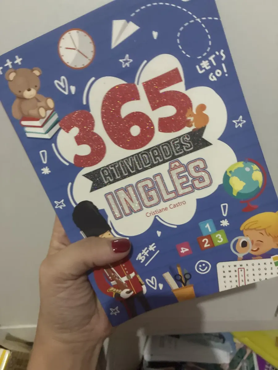 Cliente segurando o livro 365 Atividades Inglês